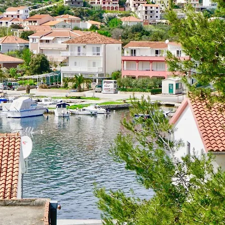 Central And Quiet Apartment Seget Vranjica